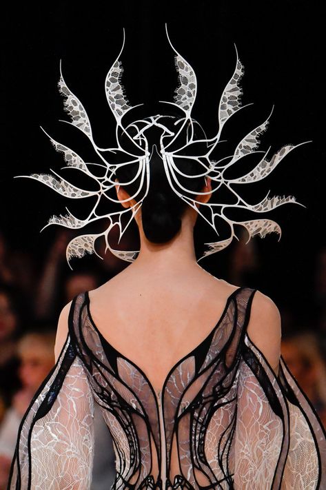 Iris Van Herpen Fall 2022, Haute Couture Accessories, Iris Van Herpen Headpiece, Iris Van Herpen Accessories, Iris Van Herpen Inspiration, Fashion Magazine Covers Photography, Couture Garments, Futuristic Fashion Design, Iris Van Herpen Couture