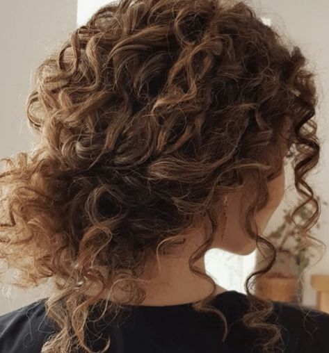 Curly Hair Routine Tips You Need To Be Following - Society19 Curly Wedding Hair, Simple Wedding Hairstyles, Curly Hair Updo, Hair Guide, Wedding Hair Inspiration, Curly Hair Routine, Permed Hairstyles, Modern Hairstyles, Long Straight Hair