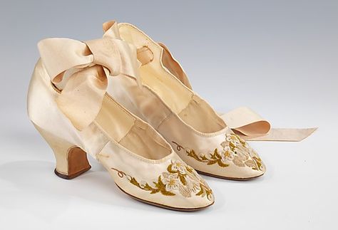 Silk evening shoes, 1875-1885, purchased in France and worn by Abigail Kinsley Norman Prince. Brooklyn Museum Costume Collection at The Metropolitan Museum of Art Historical Shoes, 1870s Fashion, Victorian Shoes, 1800s Fashion, Old Shoes, Antique Clothing, Historical Costume, Evening Shoes, Historical Clothing