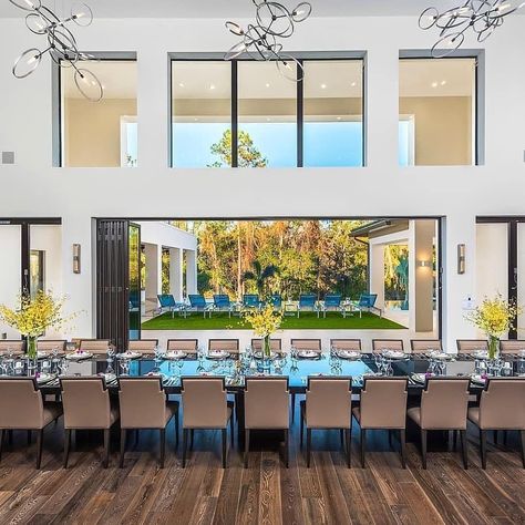 Luxury Homes In Canada on Instagram: “🌃Midnight outlander listing - This newly constructed contemporary masterpiece features 15 luxury suites, 17 full baths and 6 half baths…” Piano Lounge, Billionaire Homes, Florida Villas, Doll House Plans, Luxury Dining Room, Luxury Suite, Luxury Vacation, Dream Home Design, Family Reunion