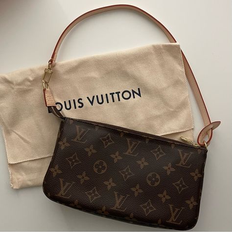 Louis Vuitton Pochette Accessoires Brand New & Authentic Monogram Canvas Natural Cowhide Leather Trimmings Zipper Closure Golden Color Metallic Pieces Textile Lining Interior Flat Pocket Strap: Removable, Not Adjustable Strap Drop: 9.8 Inches Style: M40712 Measures 9.3" (L) X 5.3" (H) X 1.6" (W) No Lowball Offers Lv Shoulder Bag, Louis Bag, Pochette Louis Vuitton, Designer Bags Louis Vuitton, Louie Vuitton, Vintage Designer Bags, Lv Purse, Louis Vuitton Purse, Girly Bags