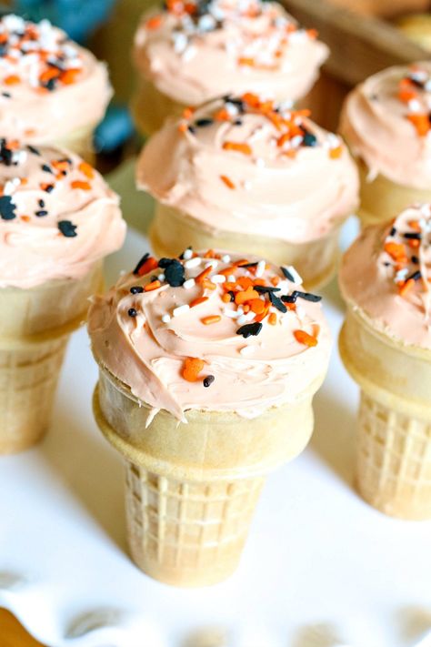 Try out these Halloween Ice Cream Cone Cupcakes the next time you need a fast, easy and delicious Halloween Treat for your kids! Simple Halloween Treats, Quick Party Desserts, Halloween Treat Ideas, Delicious Halloween Treats, Cone Cupcakes, Halloween Ice Cream, Ice Cream Cone Cupcakes, Homemade Ice Cream Cake, Cake In A Cone