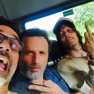 #BTS Andy, Jeffrey and Norman on set of #TheWalkingDead Season 7. #TWD#AndrewLincoln #JeffreyDeanMorgan #NormanReedus #RickGrimes #Negan #DarylDixon 📷 @jeffreydeanmorgan Daryl And Rick, The Walkind Dead, Negan Twd, Twd Funny, Twd Memes, Walking Dead Cast, I Love Cinema, Jeffrey Dean, Fear The Walking