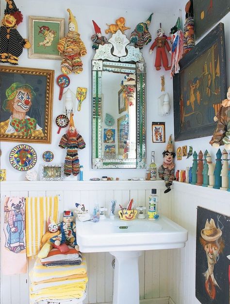 Estilo Kitsch, Circus Vintage, Eclectic Bathroom, Vintage Clown, Deco Boheme, Style Deco, Bathroom Redo, Maximalism, Eclectic Home