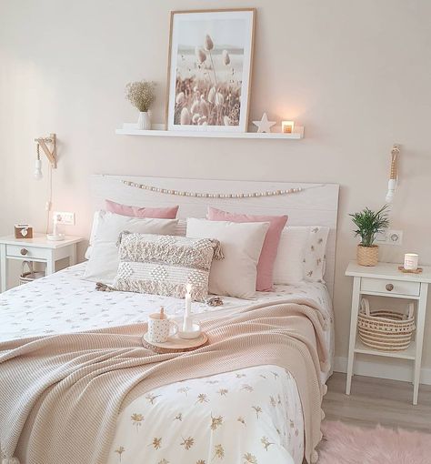 ¿Estás por estrenar casa o piensas cambiar toda la decoración de tu hogar? Aquí encontrarás algunas ideas para darle una decoración romántica a tu casa♡. Young Lady Bedroom Ideas, Pink And Beige Bedroom, Young Woman Bedroom, Woman Bedroom, Pretty Bedroom, Bedroom Decor Design, Room Makeover Bedroom, Room Makeover Inspiration, Cozy Room