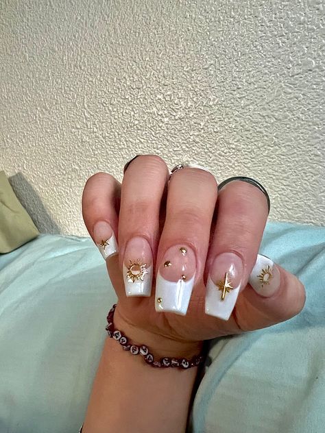 White Nails With Gold Cross, White French Tip Nails With Gold Charms, French White Nails Design, Nail Designs With Gold Charms, White French Tip With Gold Charms, French Tip With Gold Charms, White French With Charms, White Nails With Gold Charms, White French Tip With Gold Design