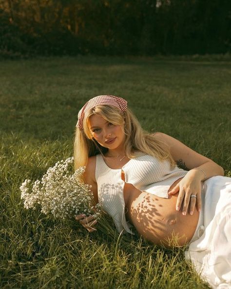 Unscripted Beach Maternity Pictures, Pregnancy Photo Shoot, Fall Maternity Photos, Getting Ready For Baby, Flower Photoshoot, Field Flowers, Pregnancy Photo, Fall Maternity, Beach Maternity