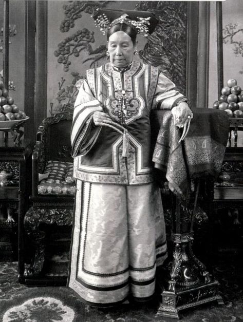 Chinese Long Tortoiseshell & Gilded Silver Fingernail Guard - Michael Backman Ltd Empress Dowager Cixi, Asian Royalty, Dragon Empress, Chinese Empress, Nail Guards, Empress Dowager, Boxer Rebellion, Imperial China, Empress Of China