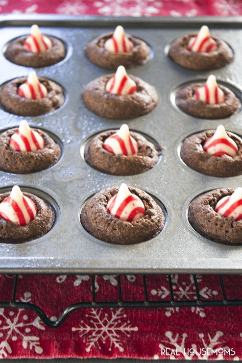 Brownie Bites Christmas, Christmas Brownie Bites, Mint Brownie Bites, Peppermint Brownie Bites, Peppermint Brownies Recipe, Peppermint Brownie Cookies, Peppermint Brownie, Brownie Mix Recipes, Peppermint Truffles