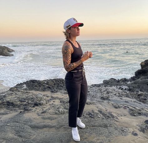 Tomboy Tank Top Outfit, Lesbian Hat Outfit, Masculine Outfits For Women Summer, Beach Outfit Tomboy, Masc Lesbian Style Summer, Tomboy Beach Outfits, Masculine Summer Outfit Women, Summer Outfits Lesbian Tomboy Style, Masc Lesbian Gym Outfits