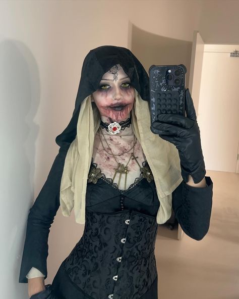 Hijabi Bela Dimitrescu is served Bella Dimitrescu Cosplay, Hijabi Cosplay, Bela Dimitrescu, Cosplay Ideas, Makeup Looks, Halloween Costumes, Halloween, Makeup, Quick Saves