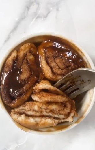 Mug Cinnamon Roll, Quick Cinnamon Rolls, Healthy Cinnamon Rolls, Vegan Cinnamon Rolls, Mug Recipes, Cinnamon Rolls Homemade, Vegan Kitchen, Cinnamon Rolls Recipe, Cinnamon Banana