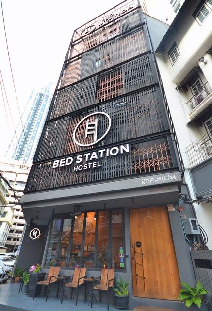 BANGKOK | Bangkok Vibe in Bed Station Hostel - iWander. iExperience. iKwento Small Hotel Design Architecture, Bts Station, Hotel Facade, Hostels Design, Retail Facade, Facade Architecture Design, Storefront Design, Bedroom Minimalist, Hotel Architecture