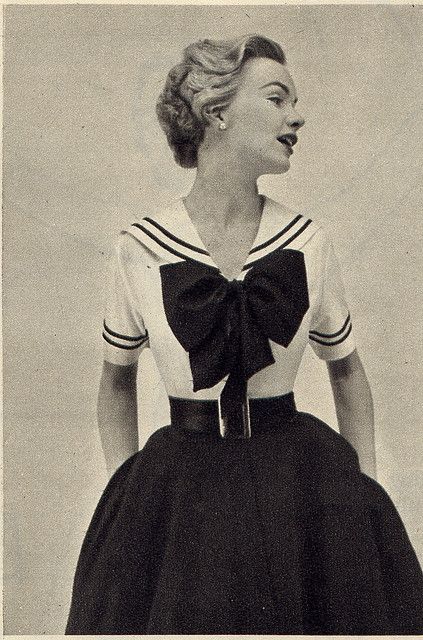 Ahoy!  Seventeen Magazine November 1952 Patron Vintage, Glamour Vintage, Vintage Sailor, Nautical Dress, Look Retro, Seventeen Magazine, Fashion 1950s, Sailor Fashion, Sailor Dress