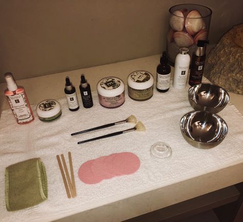 Esthetician Facial Supplies, Facial Table Set Up, Facial Setup, Facial Supplies, Spa Room Ideas Estheticians, Facial Esthetics, Mobile Beauty Salon, Esthetician Inspiration, Facial Room