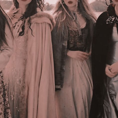 Medieval Princess Aesthetic, Archeron Sisters, Era Victoria, Royalty Core, Medieval Princess, Royal Core, Medieval Aesthetic, Fairytale Aesthetic, Queen Aesthetic