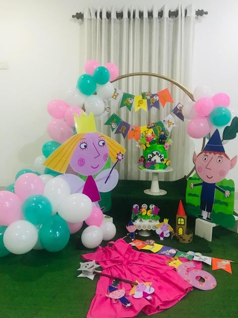 White , pink, green balloons, Holly's and Ben's banner, birthday cake, grass mat. Ben And Holly Birthday Party, Ben And Holly Party Ideas, Theme Birthday Decoration, Charlotte Baby, Holly Decorations, Green Balloons, Grass Mat, Ben And Holly, Peppa Pig Birthday Party