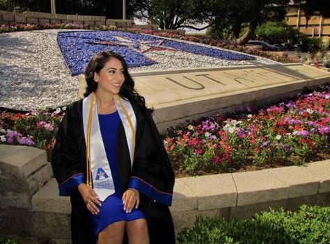 Photo idea Ut Arlington Graduation Pictures, Graduations Ideas, Ut Arlington, Grad Session, Nursing Graduation Pictures, Senior Photoshoot Poses, College Graduation Pictures Poses, Grad Shoot, Grad Pic