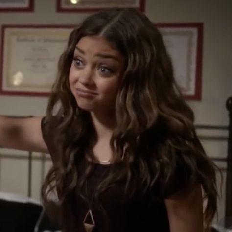 Haley Dunphy Icon, Haley Dunphy Aesthetic, Hailey Modern Family, Modern Family Aesthetic, Sarah Hyland Hair, Hayley Dunphy, Hailey Dunphy, Haley Modern Family, Modern Family Haley