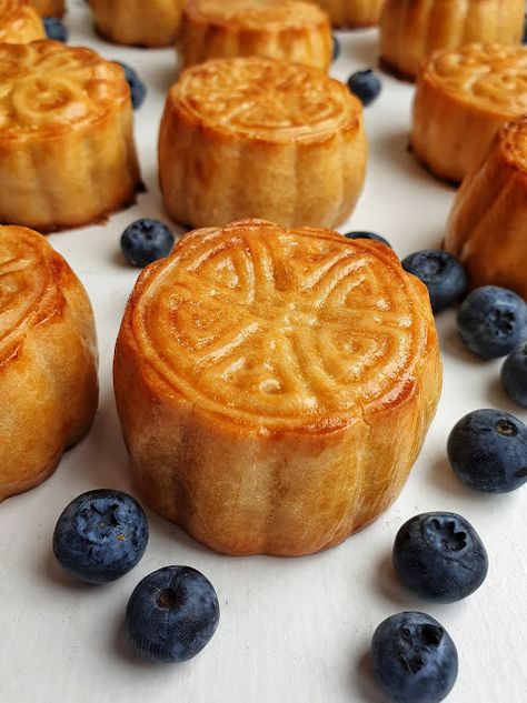 Sweet Potato Mooncake, Mooncake Filling Recipe, Baked Mooncake Recipe, Cheesecake Mooncake, Asian Pastry Recipes, Mooncakes Aesthetic, Moon Cake Filling, Easy Mooncake, Moon Cake Recipe