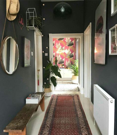 Snyggt med mörk korridor mot ljusare rum Dark Grey Hallway, Eclectic Hallway, Dark Gray Bedroom, Grey Hallway, Hallway Paint, Hallway Colours, Dark Hallway, Mad About The House, Dark Grey Walls