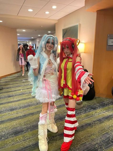 Mcdonalds Miku Cosplay, Cutecore Halloween Costume, Mcdonald’s Miku, Mc Donalds Miku, Mcdonalds Miku, Cute Cosplay Ideas, Matching Cosplays, Pjsk Cosplay, Creative Diy Halloween Costumes