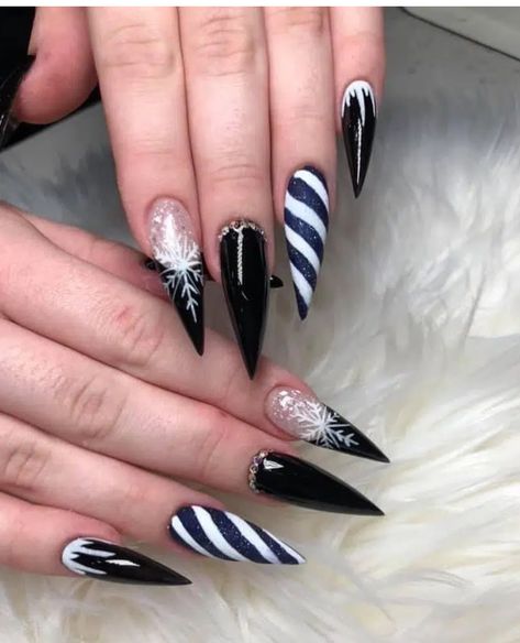 Black And White Christmas Nails, White Winter Nails, White Christmas Nails, Christmas Snowflakes Nails, Holiday Manicure, Black And White Christmas, Holiday Nail Designs, Gothic Nails, Light Nails