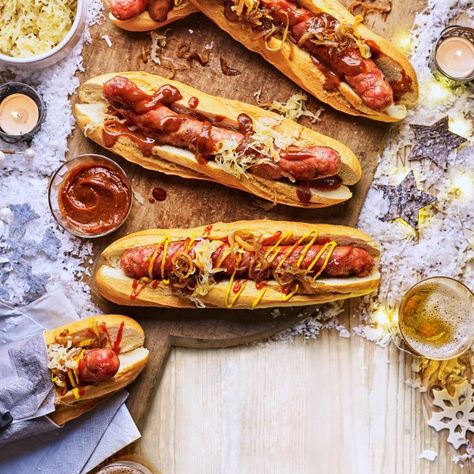 Bratwurst in a bun Christmas Market Party, Bratwurst Recipe, American Hot Dogs, Bratwurst Recipes, Crusty Rolls, Sausage Sandwiches, Meat Free Monday, Winter Treats, Vital Wheat Gluten