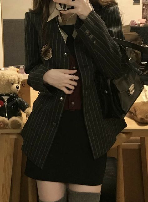 Detective Aesthetic Outfit, Dark Academia Uniform, Manifest 2023, Feminine Style Casual, Dark Feminine Style, Detective Outfit, Coquette Winter, Dark Academia Outfits, Winter Outfits Aesthetic