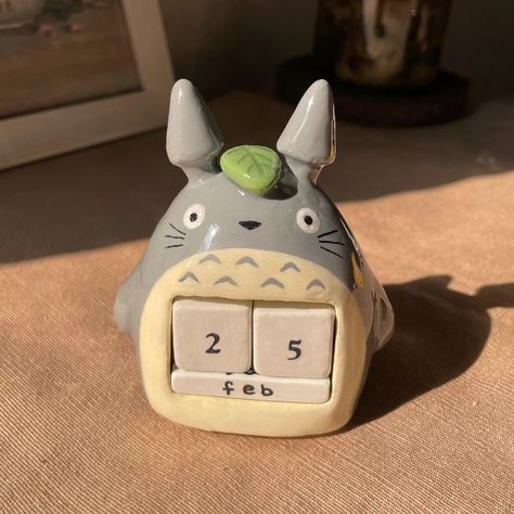 Studio Ghibli inspired desk calendar Cute Bedroom Crafts, Totoro Pinch Pot, My Neighbor Totoro Clay Art, Totoro Jewelry Holder, Totoro Plant Pot, My Neighbor Totoro Clay, Things To Do With Modeling Clay, Ghibli Crafts Diy, Studio Ghibli Items