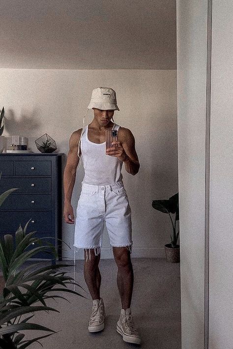 Buket Hats Outfits, White Bucket Hat Outfit, Basic Boy Outfit, Bucket Hat Outfit Mens, White Shorts Men, White Beach Outfit, Hat Outfit Men, High Top Converse Outfits, White Shorts Outfit