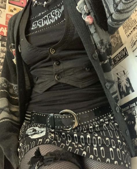 Who Is She Aesthetic Outfits, Punk Women Outfits, Goth Y2k Aesthetic Outfit, Leather Jacket Alt Outfit, Messy Y2k Outfits, Y2k Nerd Outfit, Emo Aesthetic Outfit 2000s, Alternative Y2k Outfits, Dark Y2k Aesthetic Outfits