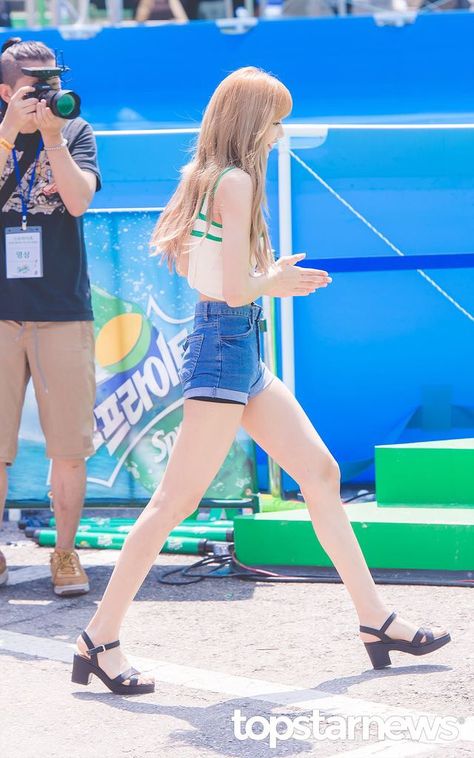 Lalisa Body, Blackpink Thailand, Body Korean, Legs Pics, Famous Girls, Black Pink Songs, Jennie Lisa, Blackpink Fashion, Lalisa Manoban