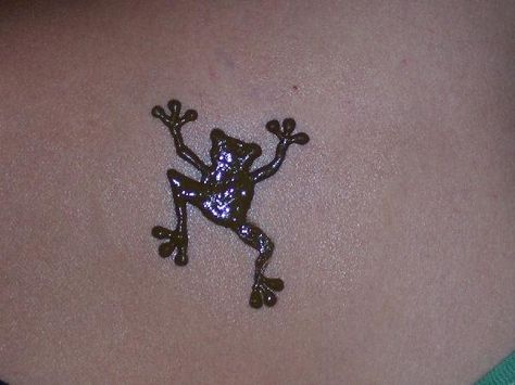 frog Henna Frog Design, Cute Simple Henna Tattoos, Funny Henna Tattoos, Tattoo Words Men, Jagua Henna Designs, Small Henna Tattoo Designs, Henna Ideas Aesthetic, Cute Easy Henna Designs, Henna Simple Designs