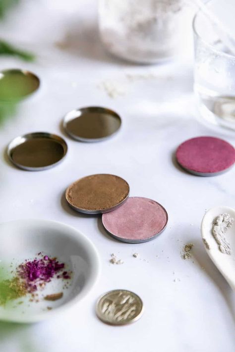 Diy Eyeshadow Recipe, Homemade Eyeshadow, Eyeshadow Recipe, Cosmetic Making, Diy Eye Shadow, Bathing Culture, Live Naturally, Plant Makeup, Diy Makeup Recipe