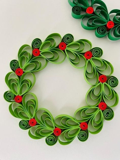 Christmas Wreath Paper, Diy Christmas Projects, Free Quilling Patterns, Quilling Patterns Tutorials, Quill Art, Lighthouse Crafts, Wreath Paper, Quilled Christmas, Diy Quilling Crafts