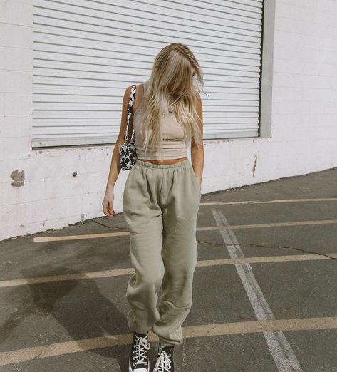 Spring Fits, Photography Poses Women, Inspirational Pictures, Looks Vintage, Comfy Casual, Comfy Outfits, Photography Poses, Harem Pants, No Instagram