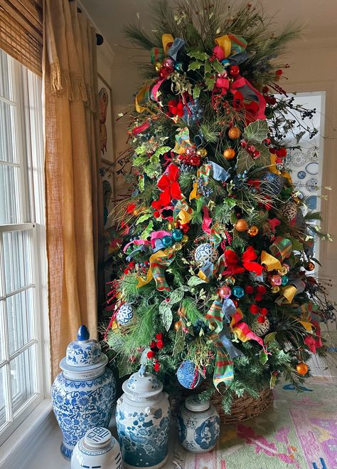 Colorful Christmas Tree Christmas Tree Theme Colors, Midcentury Modern Christmas Tree, Old School Christmas Tree, Themed Christmas Tree Ideas Color Schemes, Colorful Christmas Decor, Vintage Christmas Trees, Taylor Christmas, Christmas Whimsy, Chinoiserie Christmas