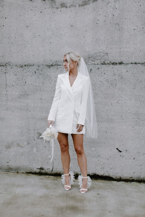 2022 Wedding Dress Trends, Elopement City Hall, City Hall Bride, Elopement City, Glam Wedding Dress, Plain Wedding Dress, Embellished Wedding Dress, Ideas Clothes, Boho Beach Wedding