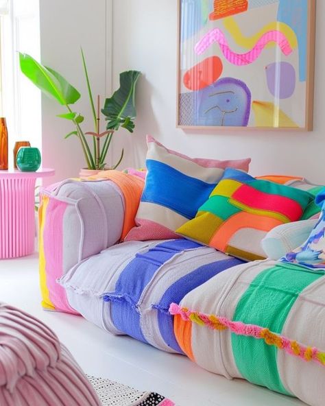 Bright Colors Interior Design, Colorful Bright Living Room, Scandinavian Interior Colorful, Pastel Interior Design, Bold Interior Design, Bright Decor, Fluffy Bedding, Deco Rose, Flat Interior