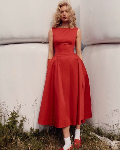 elsa❤️ (@hoskelsa) • Photos et vidéos Instagram Red Outfit Winter, Pattie Boyd, Ny Outfits, Smart Casual Dress, Bridget Jones, Sharon Tate, Elsa Hosk, Grad Dresses, Red Midi Dress