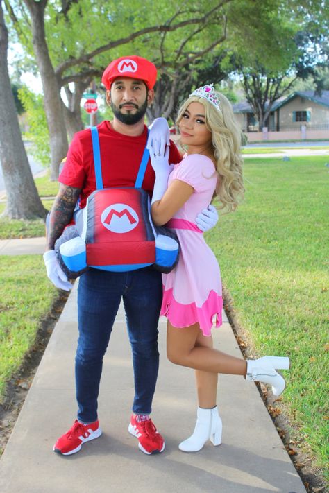 Super Mario And Princess Peach, Princess Peach Costume Diy, Princess Peach Halloween Costume, Princess Peach Halloween, Bowser Costume, Mario Halloween Costumes, Princess Peach Costume, Princess Peach Cosplay, Peach Clothes