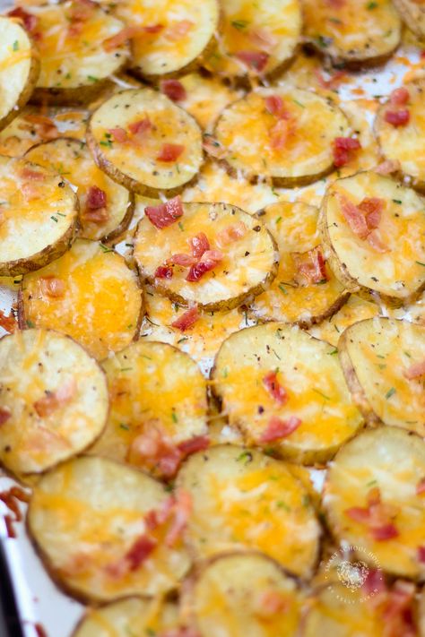 Loaded Potato Slices Loaded Potato Slices, Loaded Potatoes, Appetizer Party, Smart School House, Potato Slices, Smart School, Best Appetizer Recipes, Loaded Potato, Quick Dinners