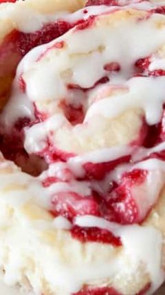 Strawberry Cinnamon Rolls, Sweet Roll Recipe, Overnight French Toast, Best Cinnamon Rolls, Raspberry Almond, Raspberry Recipes, Breakfast Sweets, Sweet Rolls, Cinnamon Rolls Homemade