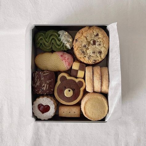 Christmas Cookie Boxes, Christmas Cookie Box, French Cookies, Baking Packaging, 귀여운 음식 그림, Cute Snacks, Pretty Cookies, Strawberry Desserts, Soft Cookie