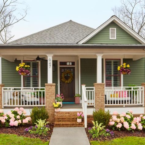 One Level House Exterior, Raised Bungalow Entrance, House Exterior With Porch, Bungalow Porch Ideas, Bungalow Front Porch Ideas, Bungalow With Garden, Porch Skirting Ideas, Colorful Bungalow, Small Ranch House Exterior