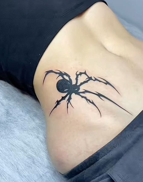 Black Widow Tattoo, Spiderman Tattoo, Cool Wrist Tattoos, Bug Tattoo, Black Girls With Tattoos, Spider Tattoo, Creepy Tattoos, Tattoo Style Drawings, Spine Tattoos