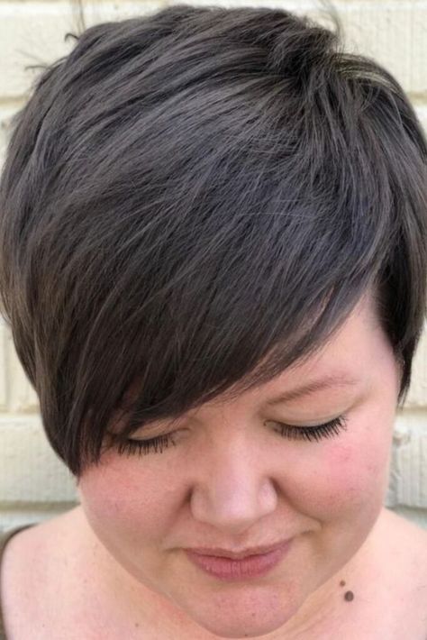 Plus Size Women Haircuts, Short Hair Round Face Plus Size, Haircut For Round Face, Pixie Cut Round Face, Plus Size Hairstyles, Hair Styles For Short Hair, Women Haircuts, Pixie Haircut For Round Faces, Medium Hair Styles For Women