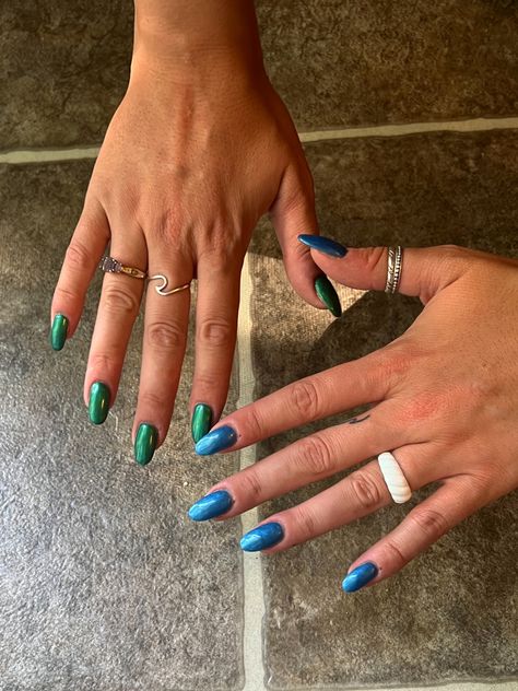 One Hand Green One Hand Blue Nails, Two Color Chrome Nails, Hailey Bieber Nails Color, Blue Green Nail Ideas, Hailey Bieber Blue Nails, Green And Blue Nail Art, Blue And Green Chrome Nails, Green Hailey Bieber Nails, Sparkly Turquoise Nails