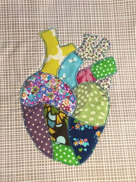 Anatomical heart patchwork appliqué for a cushion (based on a blog). A great way to use up scraps. Anatomical Heart Embroidery, Human Heart Art, Anatomical Heart Drawing, Heart Patchwork, Patchwork Art, Patchwork Heart, Heart Projects, Arts Ideas, Heart Drawing